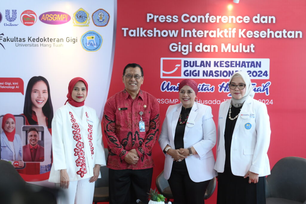 Keterangan foto (Kiri-kanan):

drg. Ratu Mirah Afifah, GCClinDent., MDSc selaku Head of Professional Marketing Personal Care Unilever Indonesia,
Laksamana Muda TNI (Purn) Prof. Dr. Ir. Supartono, MM., CIQaR selaku Rektor Universitas Hang Tuah, Laksamana
Pertama TNI (Purn.) Dr. Nora Lelyana, drg., M.HKes., FICD. selaku Dekan FKG UHT, dan Dr. Widyastuti, drg., Sp.Perio

selaku Direktur RSGMP Nala Husada