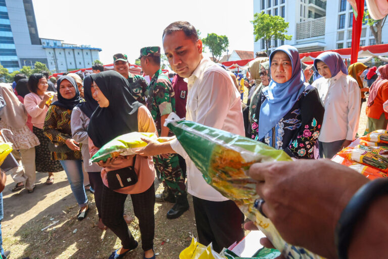 PEMKOT SURABAYA GELAR GERAKAN PANGA MURAH (GPM), DISTRIBUSIKAN 10 TON BERAS UNTUK WARGA