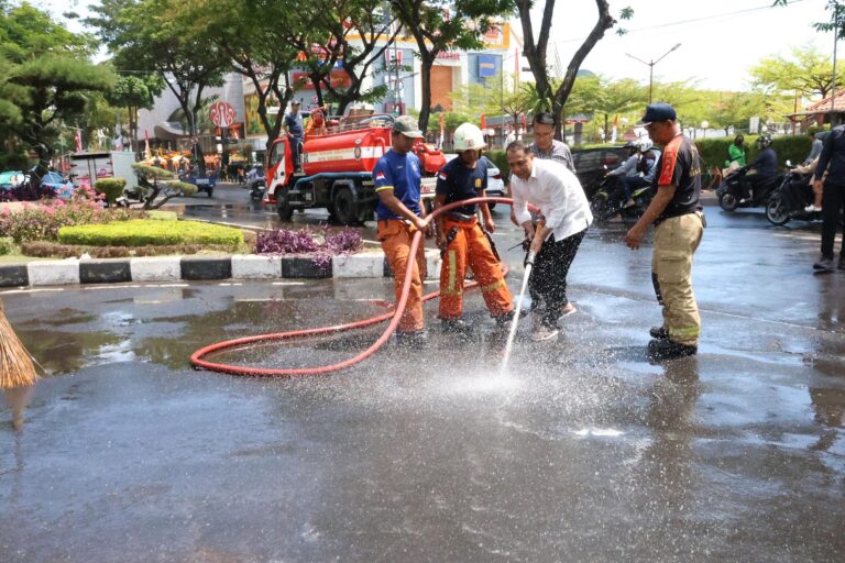 PEMBERSIHAN KOTA SURABAYA PASCA DEMO, WALI KOTA ERI: KAMI PRIORITASKAN KEAMANAN DAN KENYAMANAN WARGA