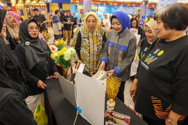 LUNCURKAN KELOMPOK KB PRIA DI 31 KECAMATAN DAN GERAKAN UPPKA, PEMKOT SURABAYA PERKUAT KESEJAHTERAAN KELUARGA