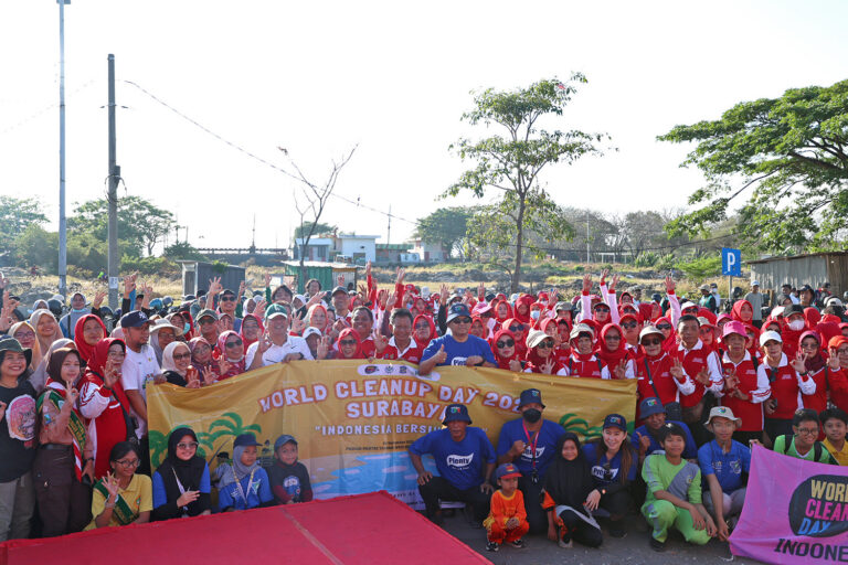 PEMKOT SURABAYA AJAK 1.500 WARGA UNTUK BERSIHKAN PANTAI TAMBAK WEDI, GUNA PERINGATI WORLD CLEANUP DAY