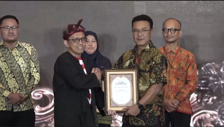 RAIH KATEGORI INSTITUSI PUBLIK TERPOPULER DI MEDIA SOSIAL DALAM PENGHARGAAN AHI 2025, PEMKOT SURABAYA BUKTIKAN STRATEGI RANGKUL MILENIAL DAN GEN Z
