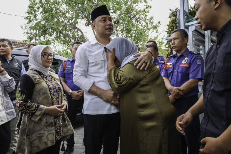 PETUGAS DAMKAR GUGUR SEBAGAI PAHLAWAN KOTA SURABAYA, WALI KOTA ERI BERI DUKUNGAN DAN PENGHORMATAN