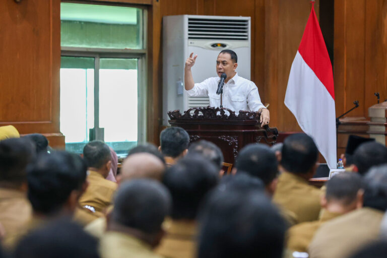 TEGASKAN SOAL KEDISIPLINAN, WALI KOTA ERI MINTA PELAYANAN PUBLIK KELURAHAN HARUS BISA MEMBERI CONTOH YANG BAIK