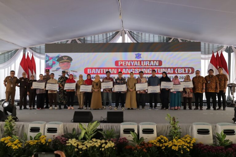 SEBANYAK 8.767 PENERIMA BLT DBHCHT MENDAPATKAN RP1.400.000 PER ORANG OLEH PEMKOT SURABAYA
