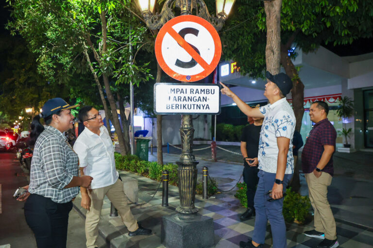 VALET PARKING DI JALAN TUNJUNGAN, DISHUB SURABAYA BERIKAN KEMUDAHAN PARKIR BAGI PENGUNJUNG