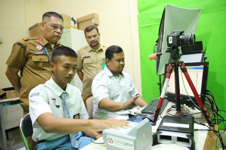 5 FUNGSI DATA ADMINDUK DI SURABAYA: LEBIH DARI SEKADAR BIODATA, TAPI JUGA PONDASI PEMBANGUNAN KOTA