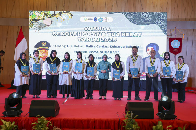 800 ORANG TUA DINYATAKAN LULUS DALAM WISUDA SOTH, SEKOLAH PARENTING YANG DIGELAR OLEH PEMKOT SURABAYA