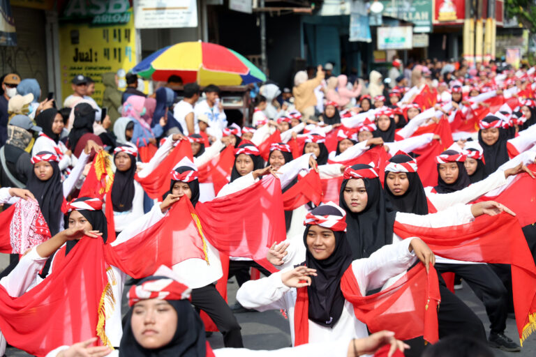 1.000 PENARI REMO SEMARAKKAN SEMBRANI BUMI NUSANTARA 2025 DI SURABAYA, SEBAGAI AJANG PELESTARIAN BUDAYA DAN KREAVTIVITAS DI SURABAYA