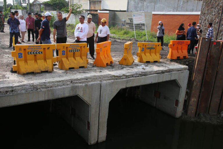 PEMKOT SURABAYA OPTIMIS ATASI BANJIR DENGAN PROYEK DRAINASE YANG CAPAI 70 PERSEN