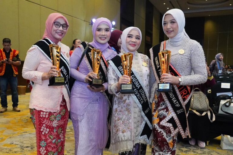 RAIH PENGHARGAAN WIYATA DHARMA UTAMA, BUKTI BUNDA PAUD SURABAYA SUKSES KAMPANYEKAN WAJIB BELAJAR 13 TAHUN