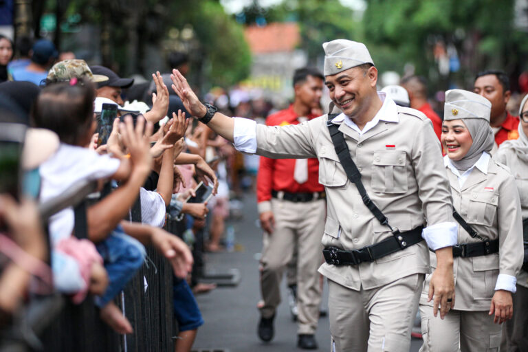 RIBUAN WARGA MERIAHKAN PARADE SURABAYA JUANG 2025, WALI KOTA ERI: SEMUA ELEMEN DI SURABAYA ADALAH PAHLAWAN