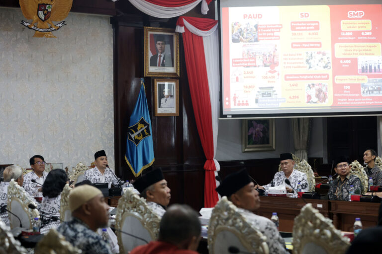 SURABAYA SIAP JADI KOTA PENDIDIKAN TERBAIK, WALI KOTA ERI PAPARKAN PROGRAM UNGGULAN