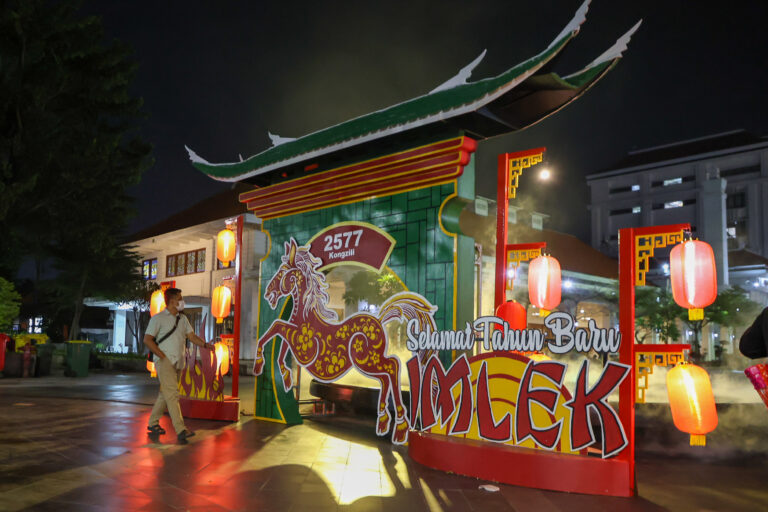 Wujud Toleransi, Pemkot Surabaya Pasang Dekorasi Imlek di Ruang Publik