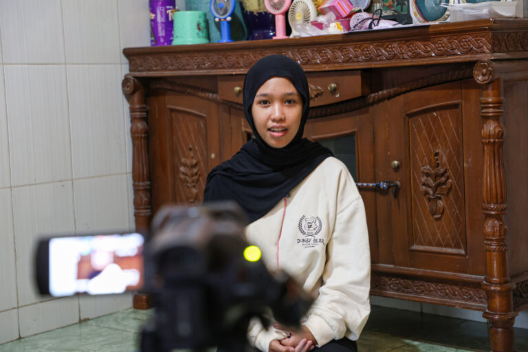 Nyaris Putus Kuliah, Anak Yatim-Piatu hingga Tukang Potong Rambut Bangkit Berkat Beasiswa Pemuda Tangguh