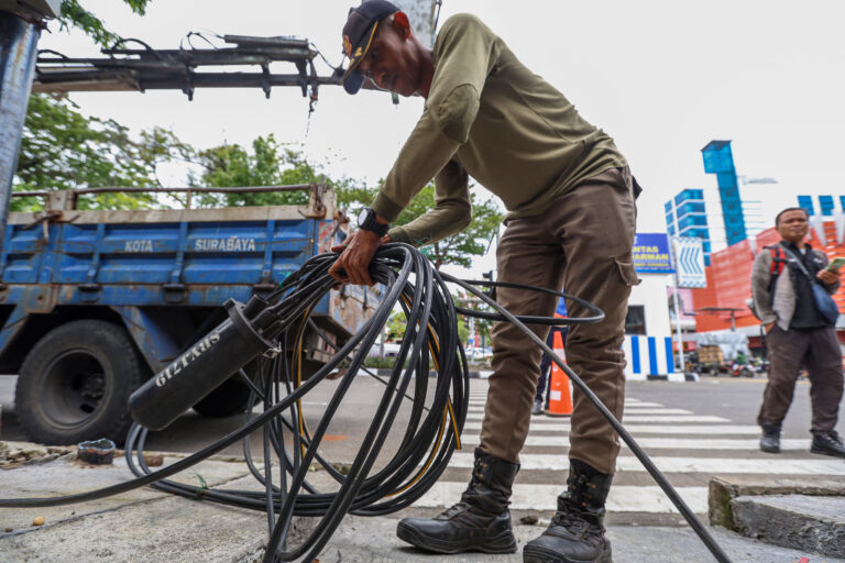 Langgar Perda, Pemkot Surabaya Tertibkan Utilitas Kabel FO dan Tiang Provider di Kawasan Jalan  Adityawarman