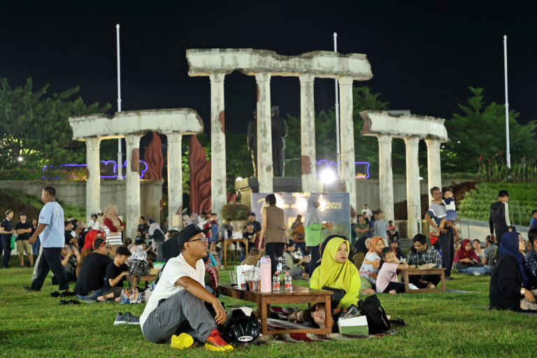Ramadan Makin Seru! Tugu Pahlawan Jadi Spot Ngabuburit Favorit Anak Muda