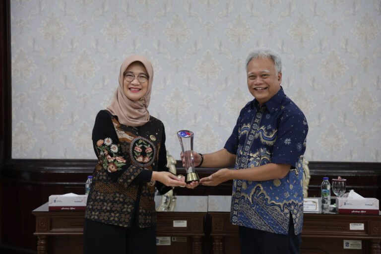 Pemkot Surabaya Sabet Peringkat Pertama PIMTI Awards 2025