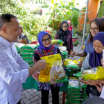 Ringankan Beban Warga, Wali Kota Eri Kembali Bagikan Paket Sembako di Balai RW 5 Lempung