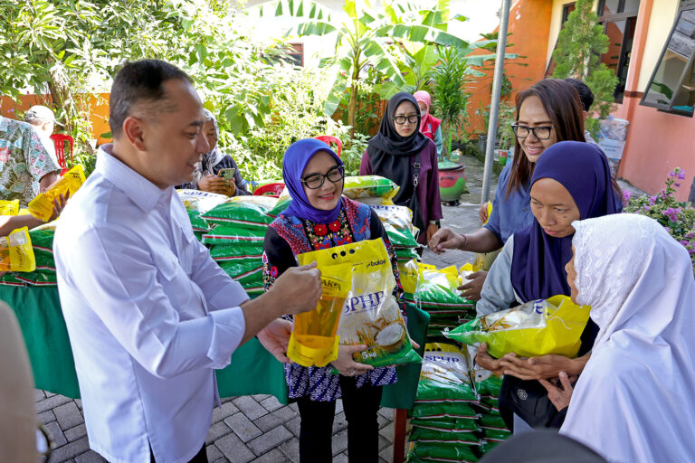 Ringankan Beban Warga, Wali Kota Eri Kembali Bagikan Paket Sembako di Balai RW 5 Lempung