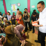 Warga Surabaya Serbu Pasar Murah, Wali Kota Eri Cahyadi Beri Kejutan Bagi-Bagi Sembako Gratis!