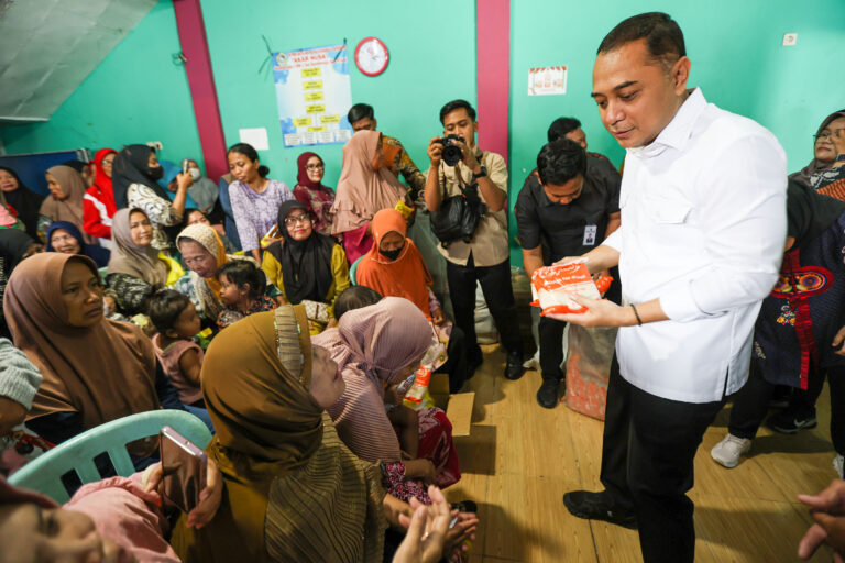 Warga Surabaya Serbu Pasar Murah, Wali Kota Eri Cahyadi Beri Kejutan Bagi-Bagi Sembako Gratis!