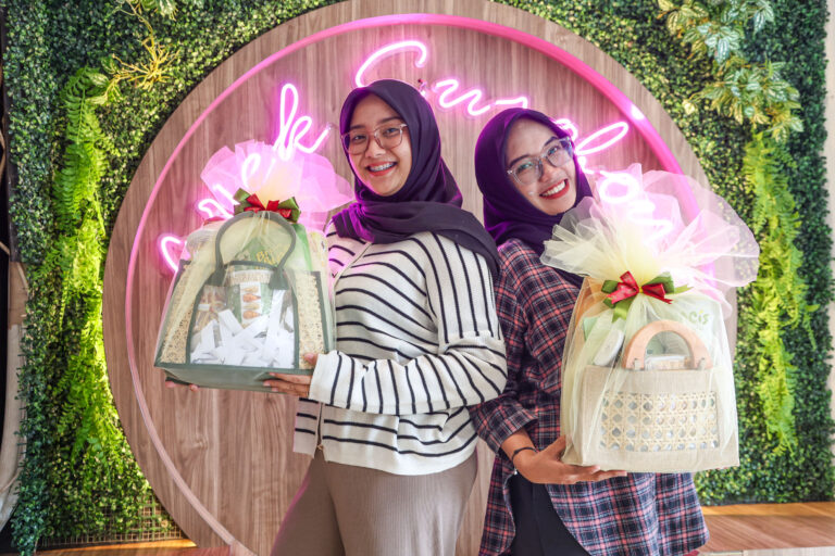 Jelang Idulfitri 1447 H, Pemkot Surabaya dan Dekranasda Sediakan Hampers UMKM Terjangkau di Surabaya Kriya Gallery