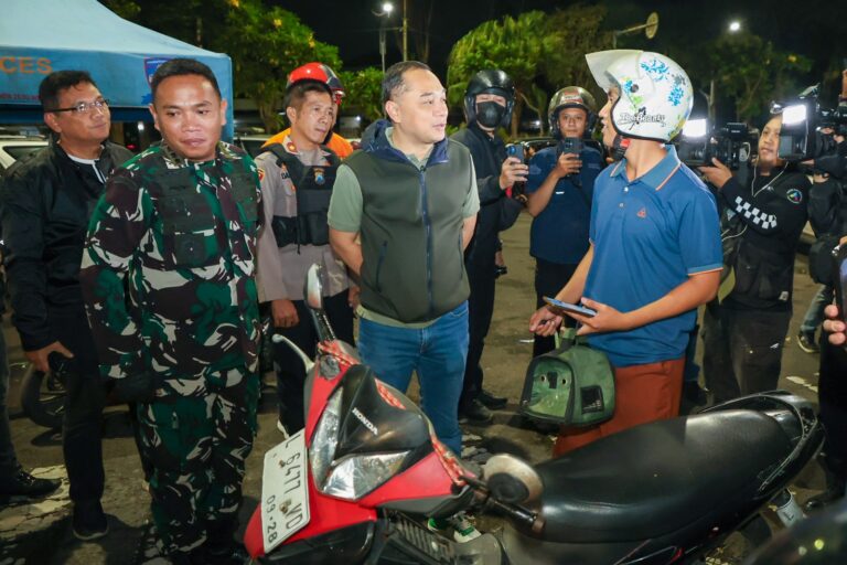 Gelar Cipta Kondisi Asuhan Rembulan, Wali Kota Eri Temukan Jukir Tanpa Tanda Pengenal di Taman Bungkul