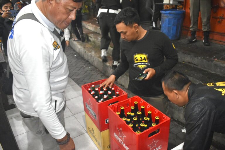 Langgar SE Ramadan 2026, 61 Botol Miras Diamankan Satpol PP Surabaya di 8 RHU
