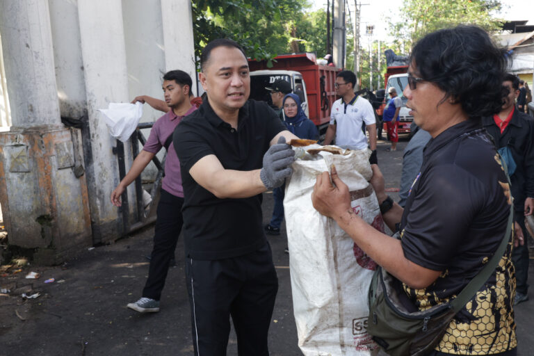 Tata Kelola Sampah Surabaya: Wali Kota Eri Larang Gerobak Parkir di TPS