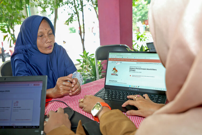 Posko SPMB Dispendik Surabaya, Ribuan Warga Konsultasi Teknis Dokumen