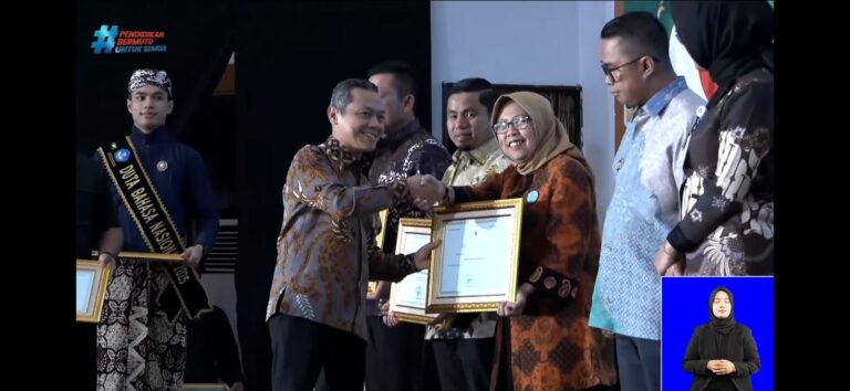 Surabaya Raih Penghargaan Nasional Revitalisasi Bahasa Daerah, Program “Kemis Mlipis” Curi Perhatian