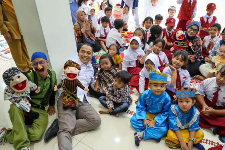 Batasi Penggunaan Gawai pada Anak, Wali Kota Eri Ajak Orang Tua untuk Mendongeng