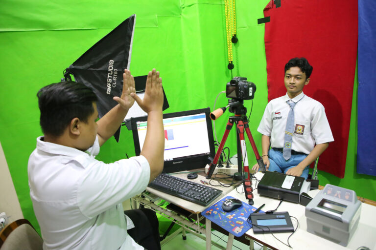 Perekaman KTP Elektronik Tembus 99,68 Persen, Surabaya Percepat Transformasi Digital