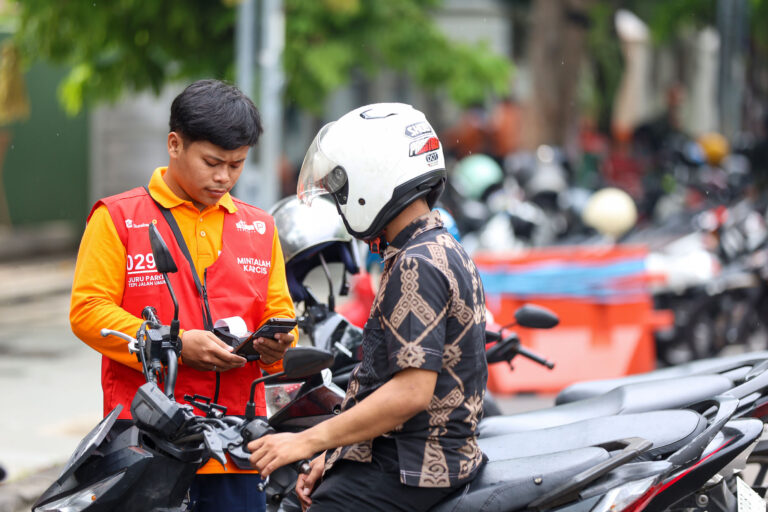 Petugas Parkir Digital Surabaya Capai 926 Orang, Layanan Non Tunai Meluas hingga Kawasan Perak dan Stasiun Kota