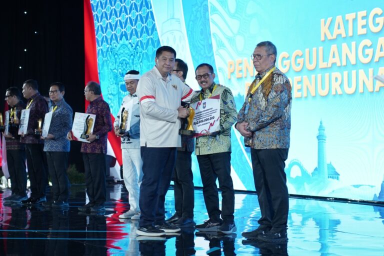 Sukses Tekan Kemiskinan dan Stunting, Pemkot Surabaya Borong Dua Penghargaan Kemendagri
