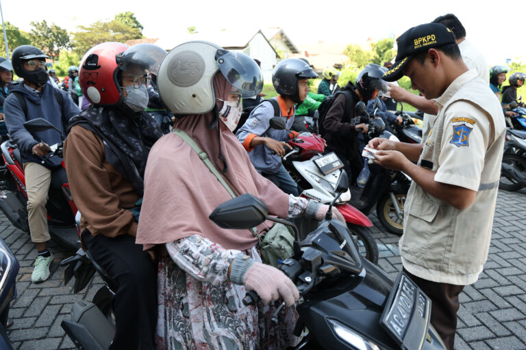 Pemkot Surabaya dan Pemprov Jatim Gelar Operasi Gabungan Pajak Kendaraan, Targetkan Kepatuhan hingga Akhir Tahun